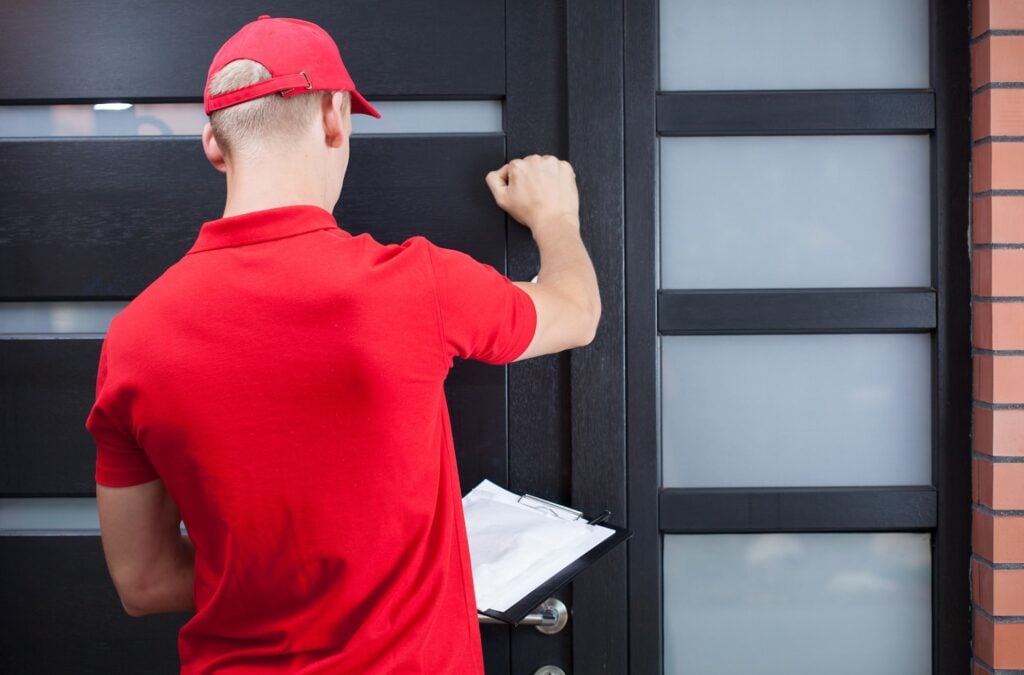 salesperson door knocking